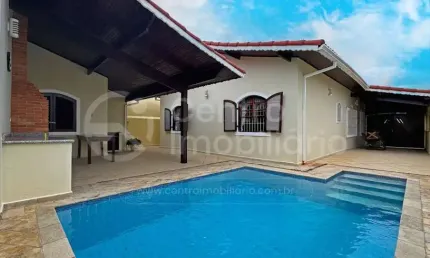 CASA à venda com piscina e 3 quartos em Peruíbe, no bairro Parque Balneario Oasis