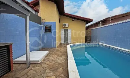 CASA à venda com piscina e 2 quartos em Peruíbe, no bairro Stella Maris