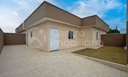CASA à venda com piscina e 2 quartos em Peruíbe, no bairro Flora Rica III