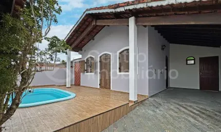 Casa à venda com piscina e 3 quartos em peruíbe, no bairro parque balneario oasis