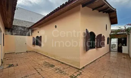 CASA à venda com 3 quartos em Peruíbe, no bairro Parque Balneario Oasis