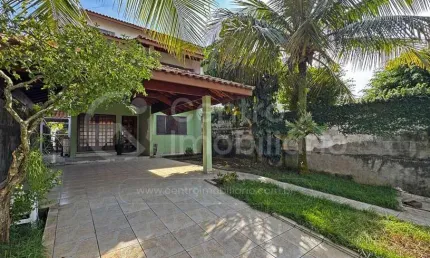 CASA à venda com 3 quartos em Peruíbe, no bairro Centro
