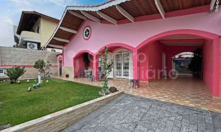 CASA à venda com piscina e 3 quartos em Peruíbe, no bairro Parque Balneario Oasis