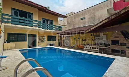 CASA à venda com piscina e 3 quartos em Peruíbe, no bairro Centro
