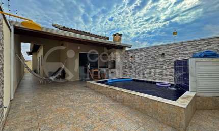 CASA à venda com piscina e 2 quartos em Peruíbe, no bairro Flora Rica
