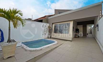 CASA à venda com piscina e 2 quartos em Peruíbe, no bairro Flora Rica III