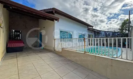 CASA à venda com piscina e 3 quartos em Peruíbe, no bairro Parque Turistico
