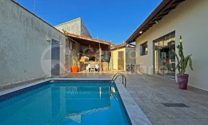 CASA à venda com piscina e 3 quartos em Peruíbe, no bairro Balneario Florida