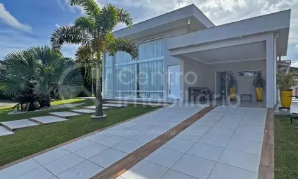 Casa à venda com piscina e 4 quartos em peruíbe, no bairro bougainvillee ii