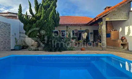 CASA à venda com piscina e 4 quartos em Peruíbe, no bairro Jardim Três Marias
