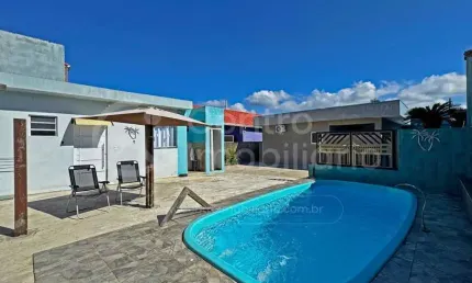 Casa à venda com piscina e 3 quartos em peruíbe, no bairro jardim beira mar