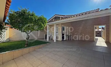 CASA à venda com piscina e 3 quartos em Peruíbe, no bairro Maria H Novaes