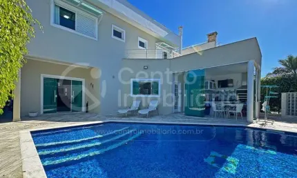 Casa à venda com piscina e 4 quartos em peruíbe, no bairro bougainvillee ii