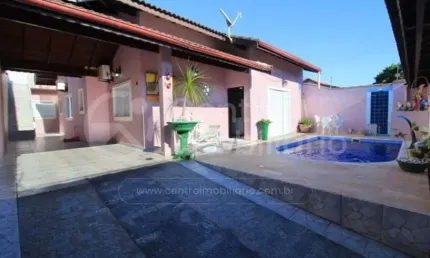 CASA à venda com piscina e 3 quartos em Peruíbe, no bairro Jardim Três Marias