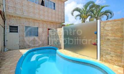 CASA à venda com piscina e 2 quartos em Peruíbe, no bairro Balneario Arpoador