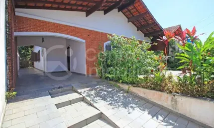 CASA à venda com 3 quartos em Peruíbe, no bairro Balneario Arpoador