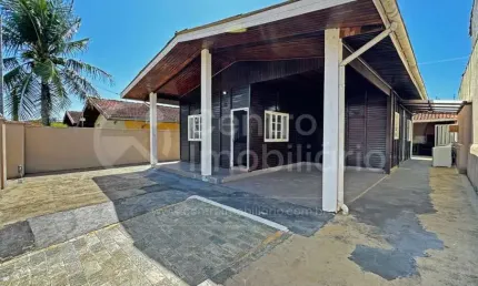 CASA à venda com 3 quartos em Peruíbe, no bairro Balneario Arpoador