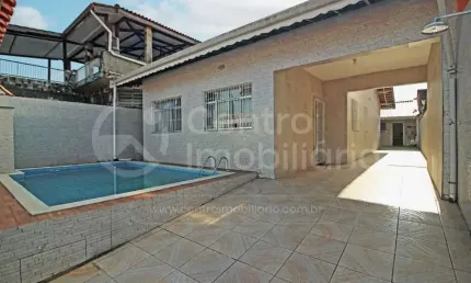 CASA à venda com piscina e 3 quartos em Peruíbe, no bairro Balneario Barra de Jangada