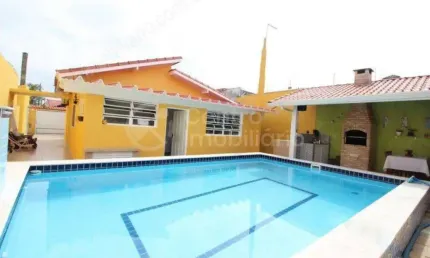 CASA à venda com piscina e 2 quartos em Peruíbe, no bairro Jardim Ribamar