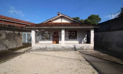 CASA à venda com 2 quartos em Peruíbe, no bairro Centro