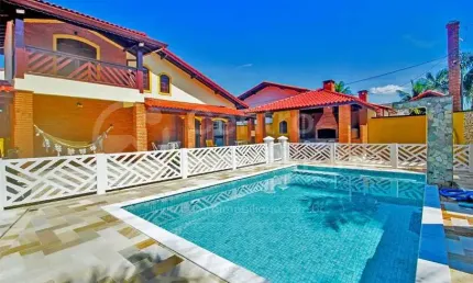 CASA à venda com piscina e 4 quartos em Peruíbe, no bairro Parque Balneario Oasis