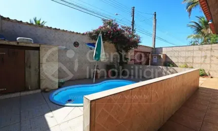 CASA à venda com piscina e 3 quartos em Peruíbe, no bairro Parque Balneario Oasis