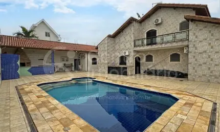 CASA à venda com piscina e 3 quartos em Peruíbe, no bairro Jardim Três Marias