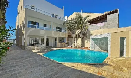 CASA à venda com piscina e 3 quartos em Peruíbe, no bairro Maria H Novaes