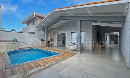 Casa à venda com piscina e 3 quartos em peruíbe, no bairro parque balneario oasis