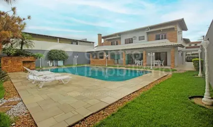 CASA à venda com piscina e 4 quartos em Peruíbe, no bairro Centro