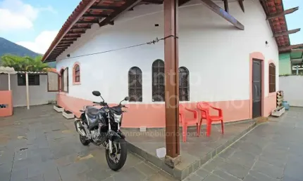 CASA à venda com 2 quartos em Peruíbe, no bairro Centro