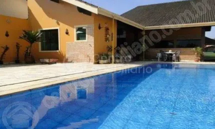 CASA à venda com piscina e 3 quartos em Peruíbe, no bairro Balneario Sao Joao Batista