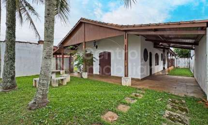 CASA à venda com 3 quartos em Peruíbe, no bairro Belmira Novaes