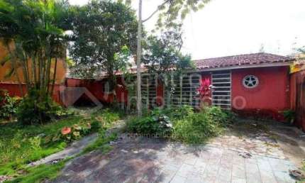 CASA à venda com piscina e 3 quartos em Peruíbe, no bairro Balneario Florida