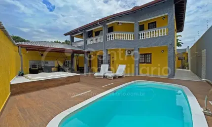 CASA à venda com piscina e 3 quartos em Peruíbe, no bairro Jardim Icaraiba