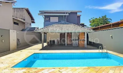 CASA à venda com piscina e 4 quartos em Peruíbe, no bairro Centro