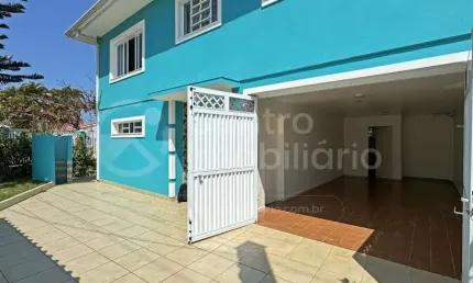 CASA à venda com piscina e 5 quartos em Peruíbe, no bairro Centro