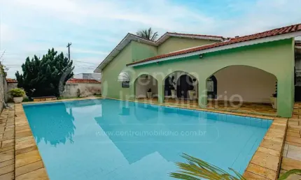CASA à venda com piscina e 3 quartos em Peruíbe, no bairro Stella Maris