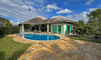 Casa à venda com piscina e 4 quartos em peruíbe, no bairro bougainvillee v