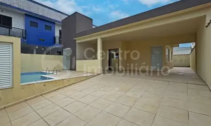 CASA à venda com piscina e 3 quartos em Peruíbe, no bairro Balneario Continental