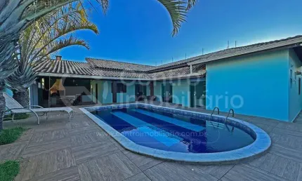 Casa à venda com piscina e 3 quartos em peruíbe, no bairro jardim três marias