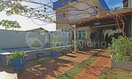 CASA à venda com piscina e 3 quartos em Peruíbe, no bairro Jardim Marcia