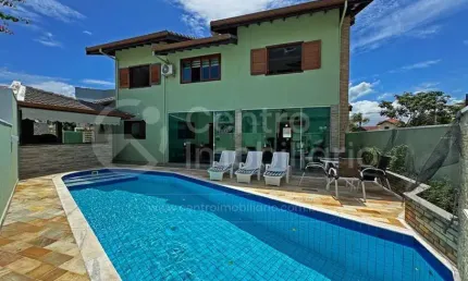 Casa à venda com piscina e 4 quartos em peruíbe, no bairro jd tres marias