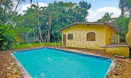 CASA à venda com piscina e 2 quartos em Peruíbe, no bairro Estância São Marcos
