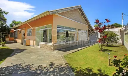 CASA à venda com piscina e 3 quartos em Peruíbe, no bairro Centro