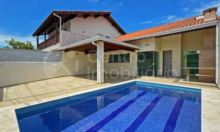 CASA à venda com piscina e 3 quartos em Peruíbe, no bairro Jardim Três Marias