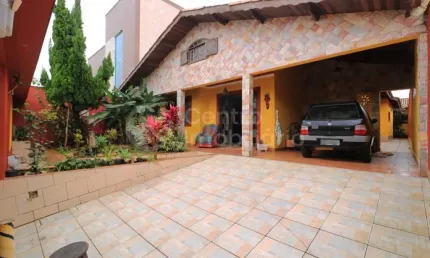 CASA à venda com 4 quartos em Peruíbe, no bairro Centro