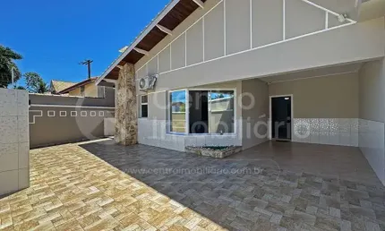 CASA à venda com piscina e 3 quartos em Peruíbe, no bairro Jardim Imperador