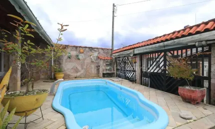 CASA à venda com piscina e 3 quartos em Peruíbe, no bairro Centro