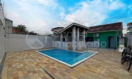 CASA à venda com piscina e 4 quartos em Peruíbe, no bairro Centro